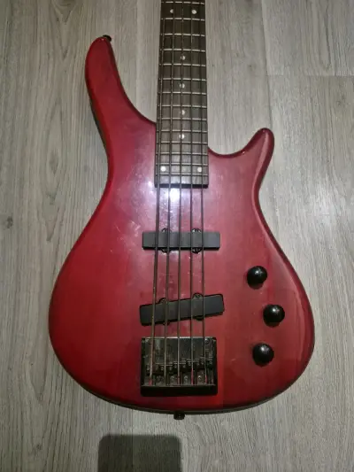 Bajo eléctrico rojo de 5 cuerdas - miniatura 1