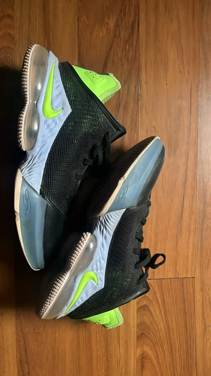 Zapatillas deportivas negras con detalles verdes Nike