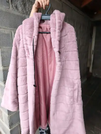 Abrigo de felpa rosado con capucha - miniatura 1