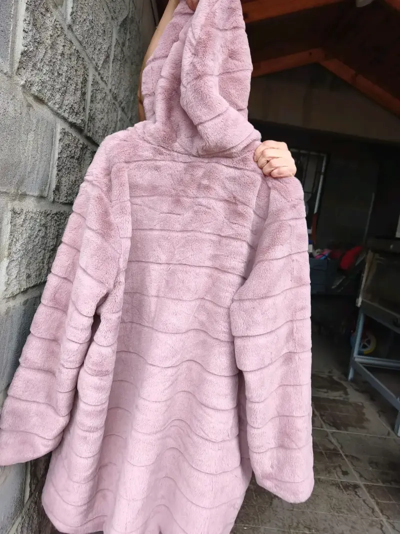 Abrigo de felpa rosado con capucha - 2