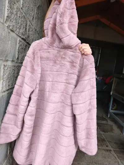 Abrigo de felpa rosado con capucha - miniatura 2