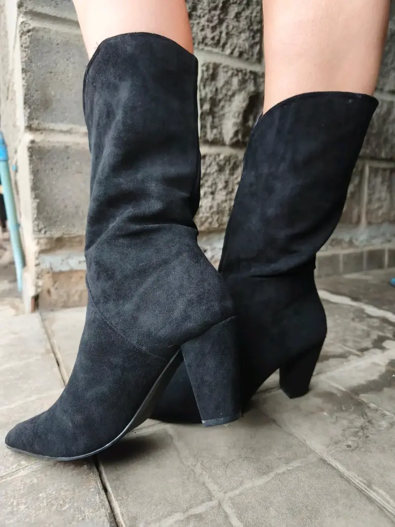 Botas negras de gamuza con tacón alto - 1