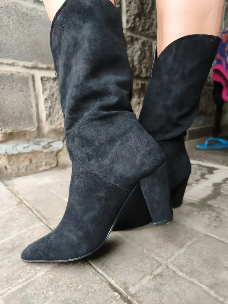 Botas negras de gamuza con tacón alto - 2