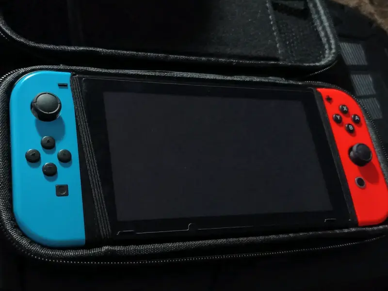 Consola Nintendo Switch con Joy-Con Azul y Rojo - 1