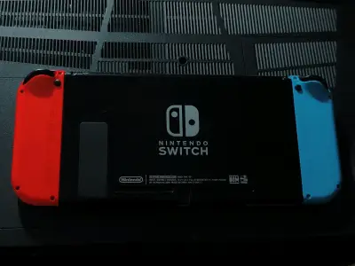 Consola Nintendo Switch con Joy-Con Azul y Rojo - miniatura 2