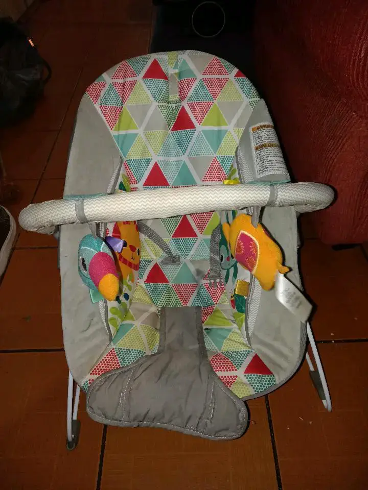 Silla mecedora para bebé con juguetes colgantes - 1