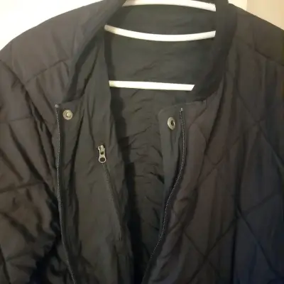 Chaqueta acolchada negra para mujer - miniatura 1