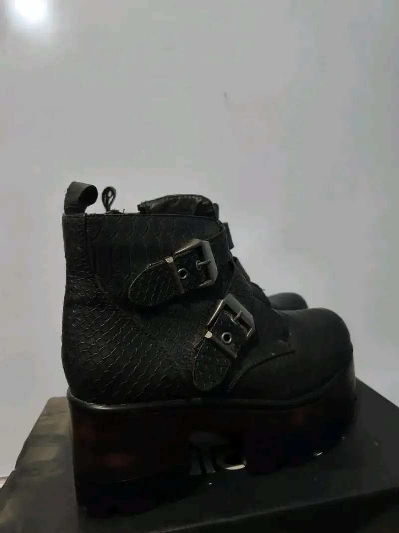 Botines de cuero negro con hebillas - 2
