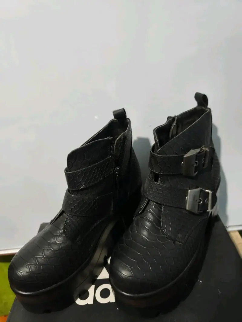 Botines de cuero negro con hebillas - 4