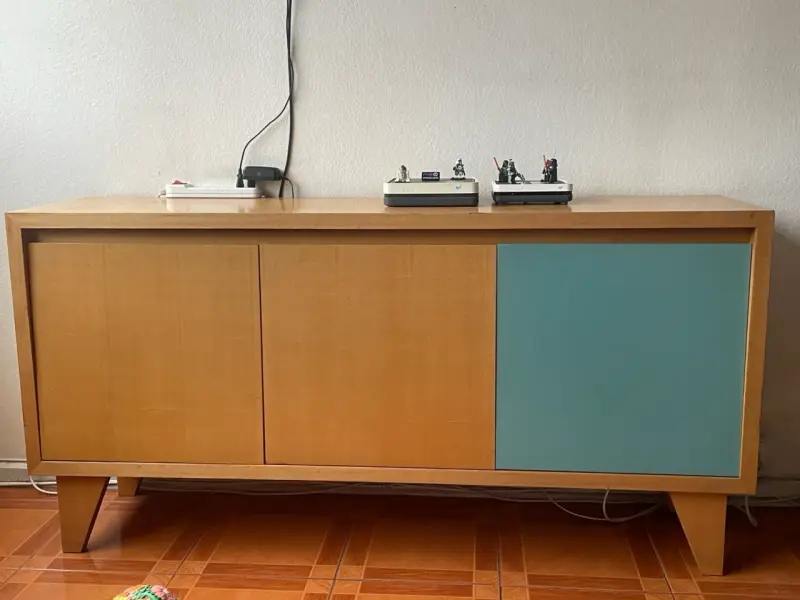 Mueble de madera con puertas de colores