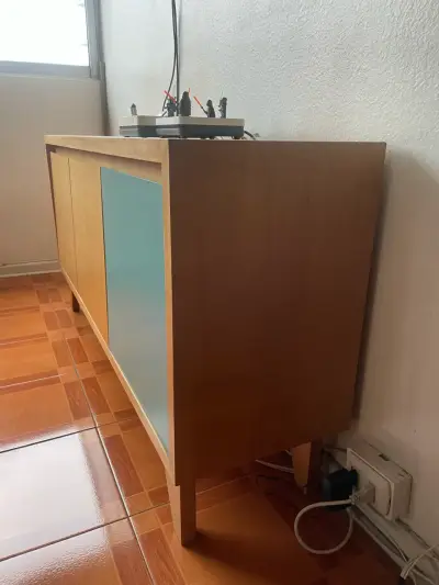 Mueble de madera con puertas de colores - miniatura 2