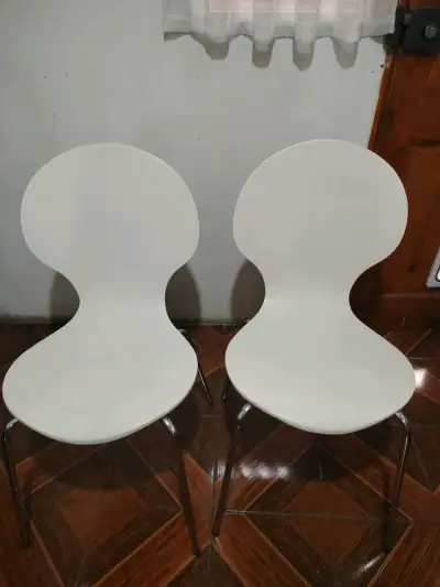 Juego de 2 sillas blancas modernas - miniatura 1