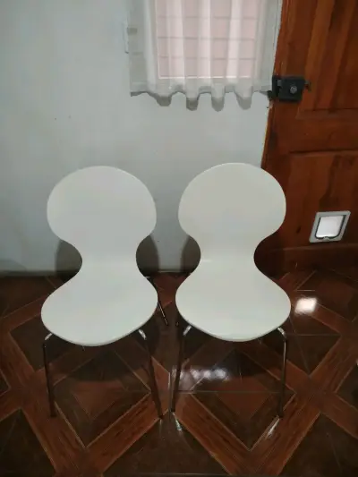 Juego de 2 sillas blancas modernas - miniatura 2