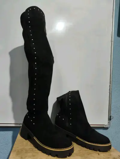 Botas negras altas con tachas decorativas - miniatura 1