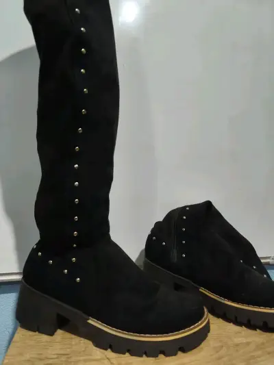 Botas negras altas con tachas decorativas - miniatura 2