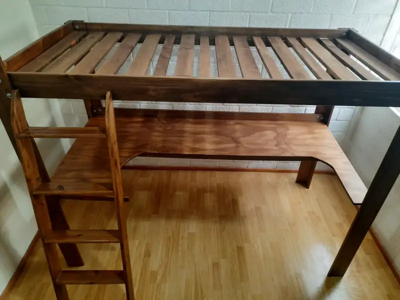 Cama alta de madera con escritorio integrado - 1