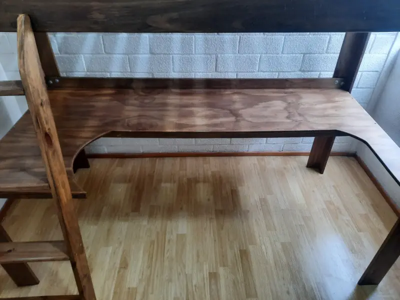 Cama alta de madera con escritorio integrado - 2