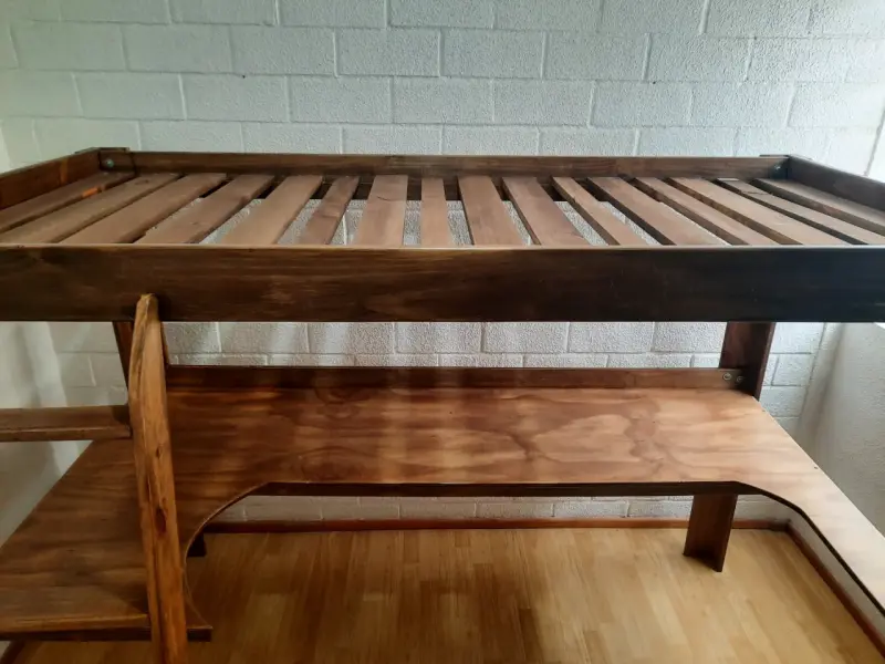 Cama alta de madera con escritorio integrado - 3