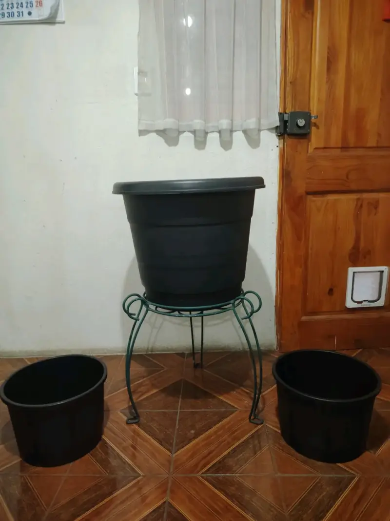 Macetero grande con soporte metálico - 1