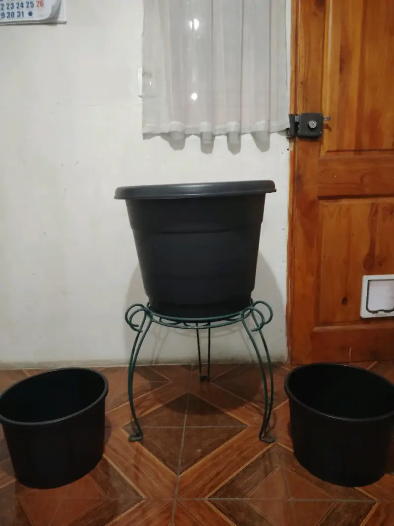 Macetero grande con soporte metálico - 2