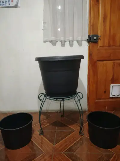 Macetero grande con soporte metálico - miniatura 2