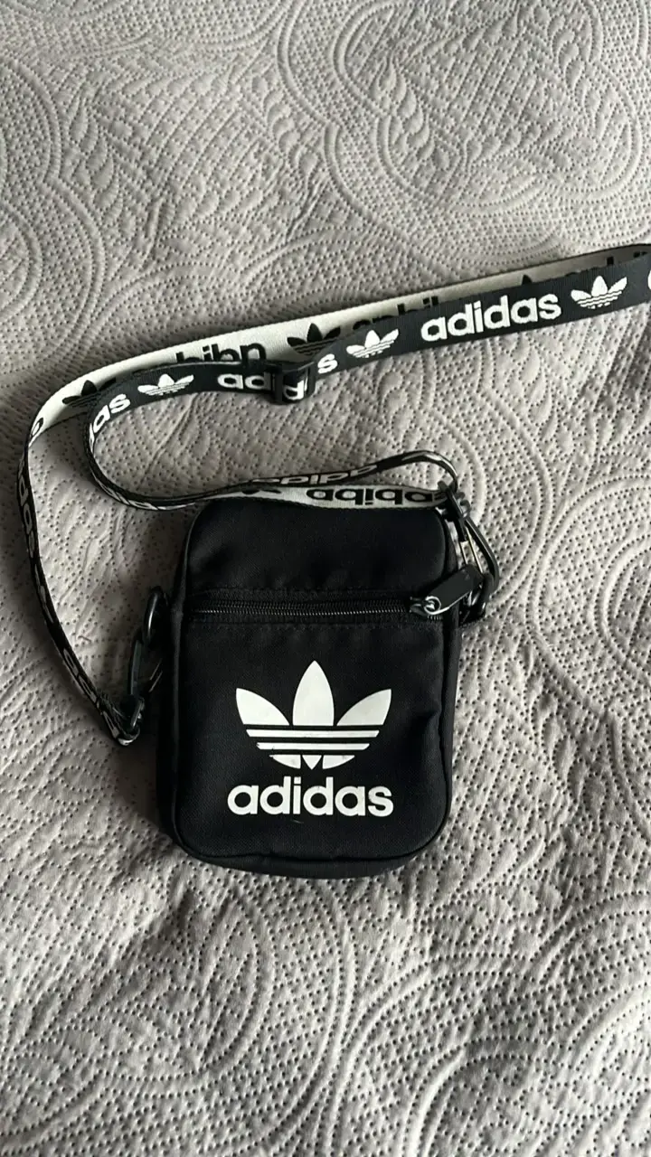 Bolso bandolera negro Adidas con logo