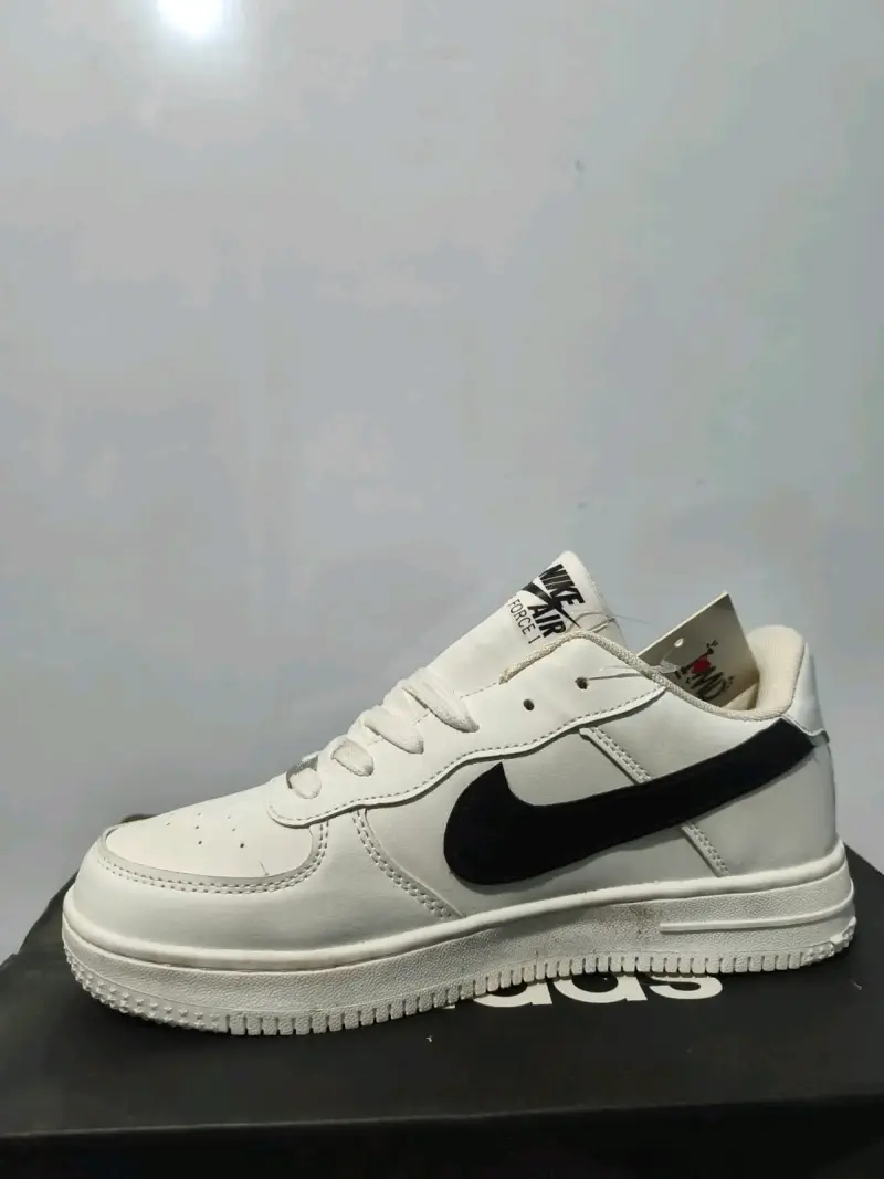 Zapatillas Nike Air Force 1 Blancas y Negras - 1