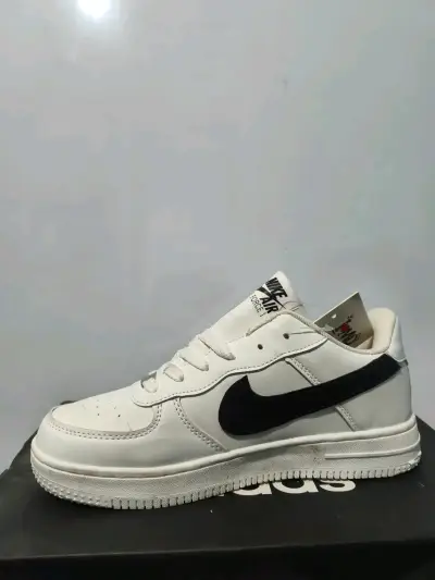 Zapatillas Nike Air Force 1 Blancas y Negras - miniatura 1