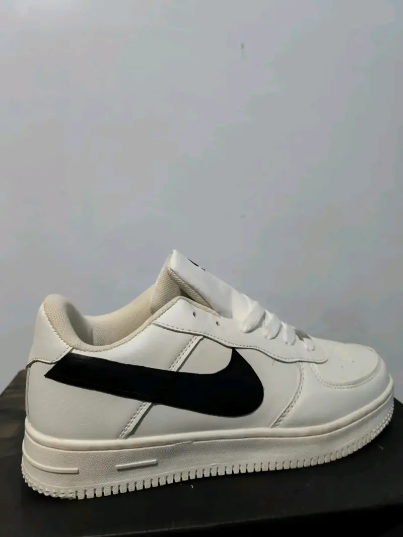 Zapatillas Nike Air Force 1 Blancas y Negras - 2