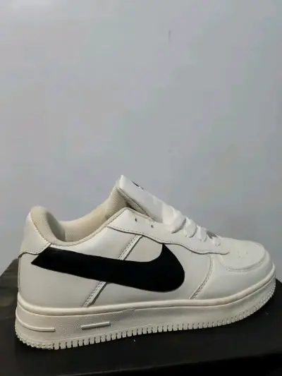 Zapatillas Nike Air Force 1 Blancas y Negras - miniatura 2