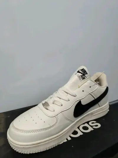 Zapatillas Nike Air Force 1 Blancas y Negras - miniatura 3