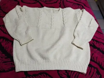 Suéter de lana beige con diseño trenzado - miniatura 1