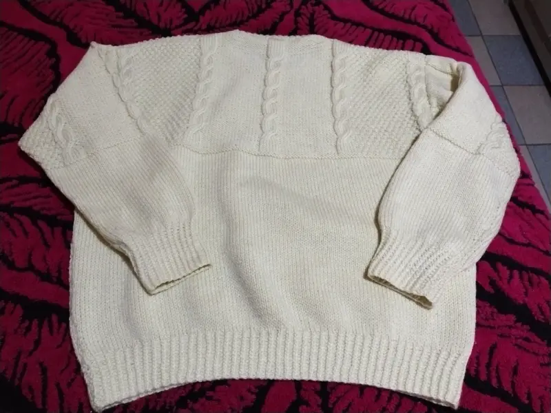 Suéter de lana beige con diseño trenzado - 2