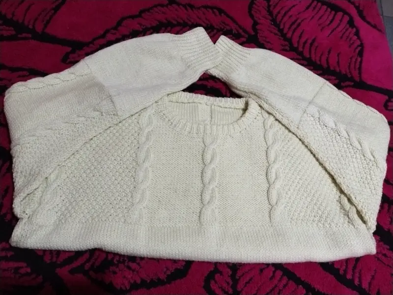 Suéter de lana beige con diseño trenzado - 4