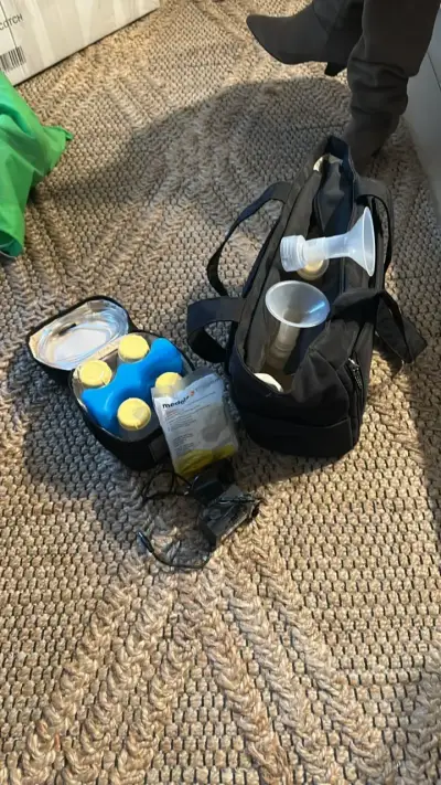 Extractor de leche eléctrico Medela con accesorios - miniatura 1