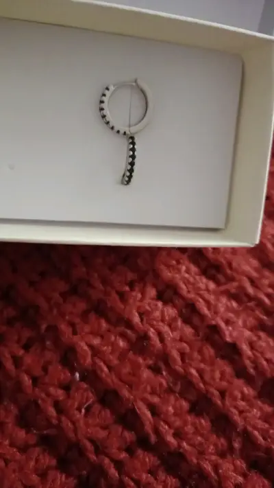 Aros de plata con diseño de piedras negras - miniatura 1