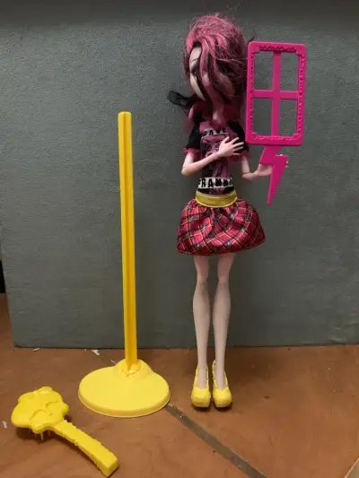 Muñeca Monster High con accesorios y soporte - miniatura 1