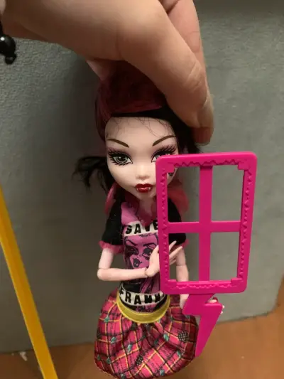 Muñeca Monster High con accesorios y soporte - miniatura 2