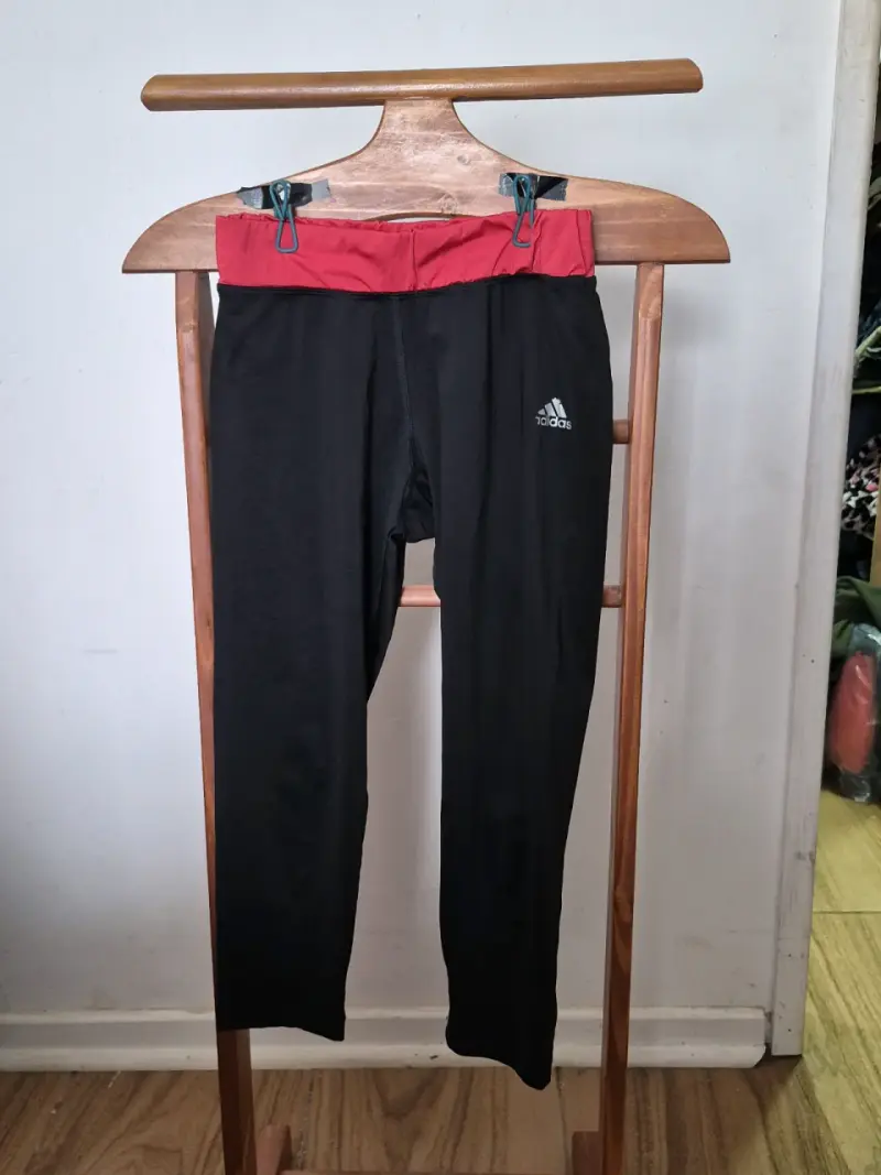 Pantalones deportivos Adidas negros y rojos - 1