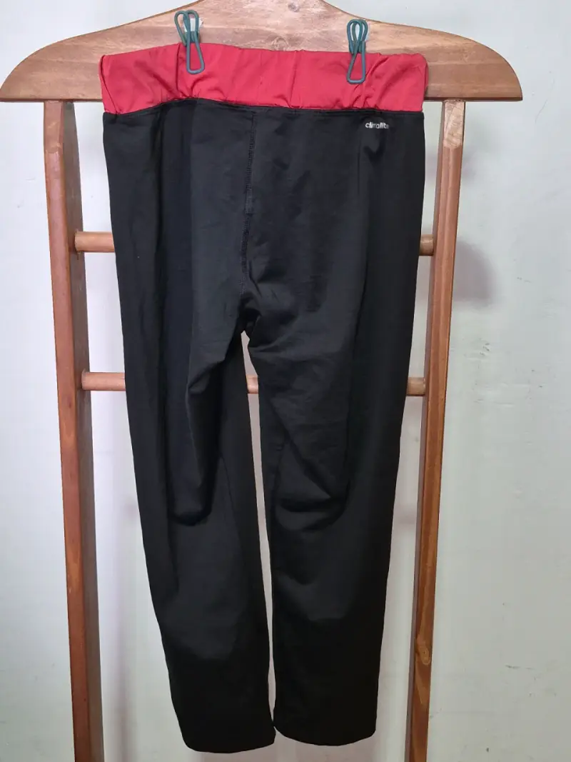Pantalones deportivos Adidas negros y rojos - 2