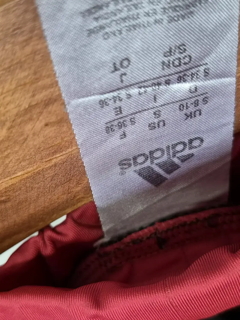 Pantalones deportivos Adidas negros y rojos - 3