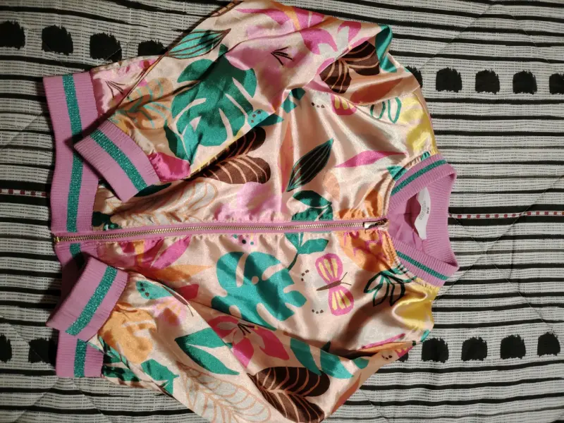 Chaqueta bomber infantil con estampado tropical