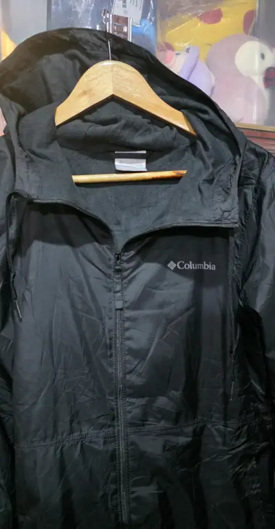 Chaqueta impermeable Columbia negra con capucha - miniatura 3