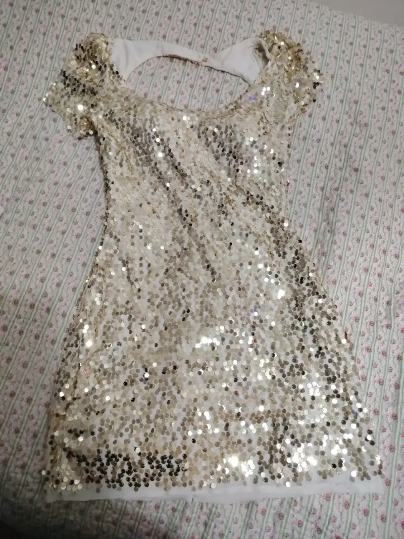 Vestido corto de lentejuelas doradas - 1