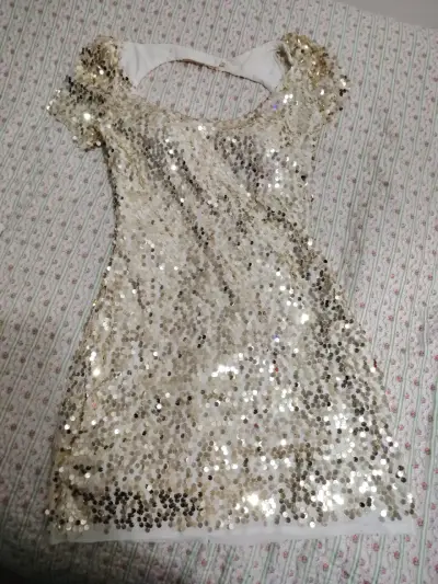 Vestido corto de lentejuelas doradas - miniatura 1