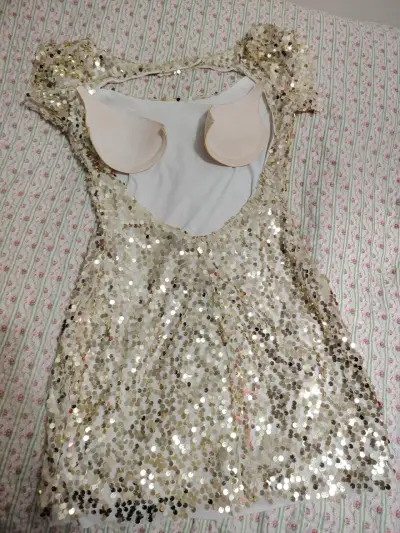 Vestido corto de lentejuelas doradas - miniatura 2