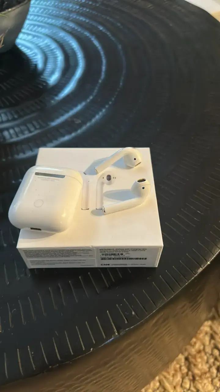 Apple Airpods inalámbricos con estuche de carga - 1
