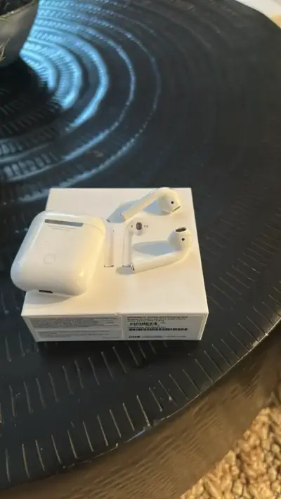 Apple Airpods inalámbricos con estuche de carga - miniatura 1