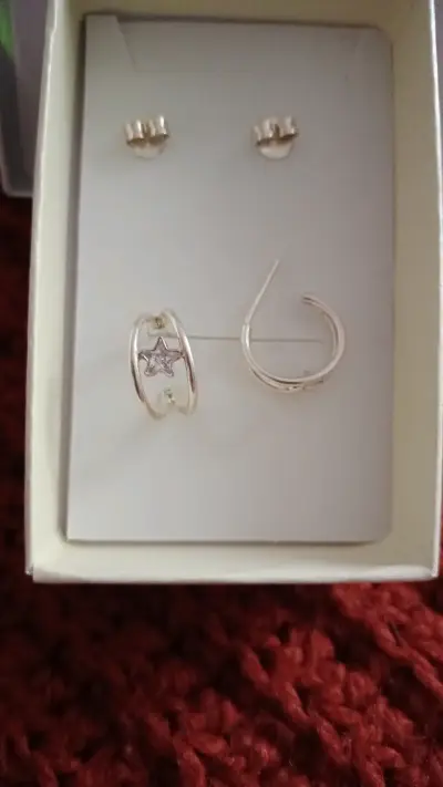 Aros de plata con diseño de estrella - miniatura 1