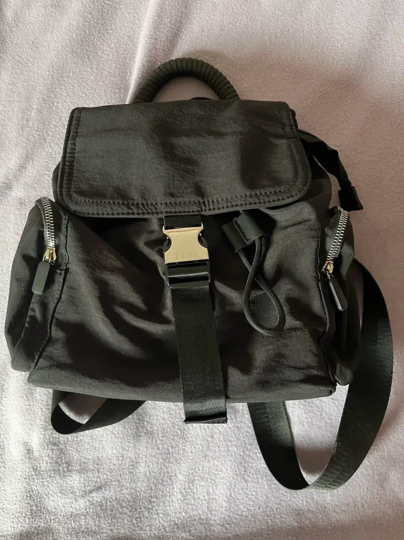 Mochila negra con correas ajustables y bolsillos - 1